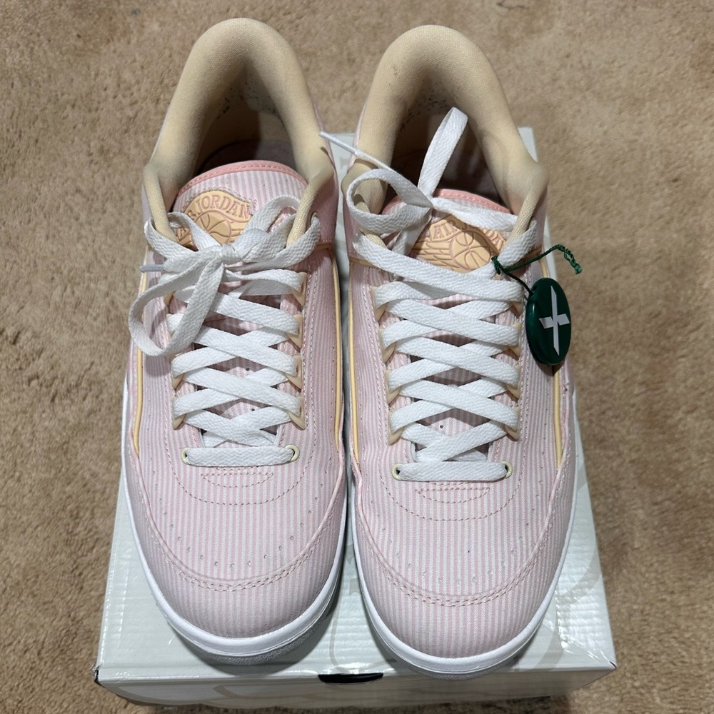 Air Jordan 2 Retro Low - 10.5 - pink and white